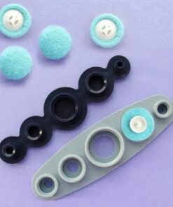 Siuvėjos rankdarbių uždengtų sagų gaminimo mašina